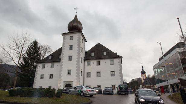 Das Schloss Mattsee mit seinem markanten Zwiebelturm an einem trüben Tag.