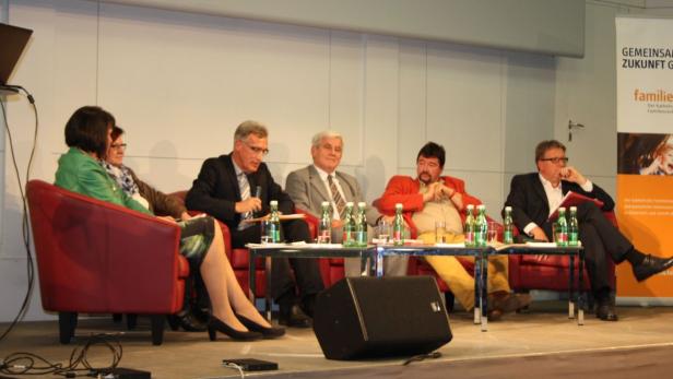 Am Podium: Direktorin Isabella Zins, Elternvertreterin Sieglinde Guserl,Moderator Heiner Boberski, Ex-Direktor Günter Schmid, Essayist Egyd Gstättner und Sektionschef Kurt Nekula.