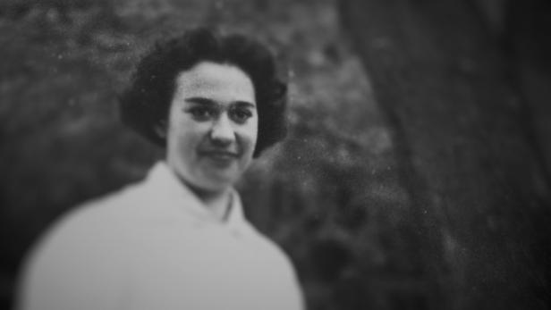 Ein Schwarzweißporträt einer jungen Frau mit lockigem Haar.