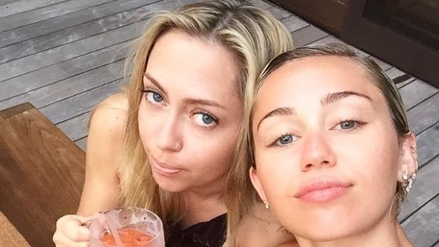 Miley Cyrus schreibt, ihre kleine Schwester Noah sei ihr Stilvorbild und präsentiert sich auf Instagram mit der 15-Jährigen.