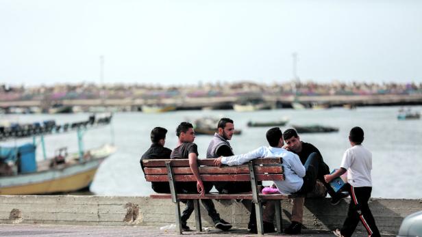 Gaza: Am Hafen von Gaza sitzen ein paar junge Palästinenser. Arbeit haben die meisten von ihnen nicht.