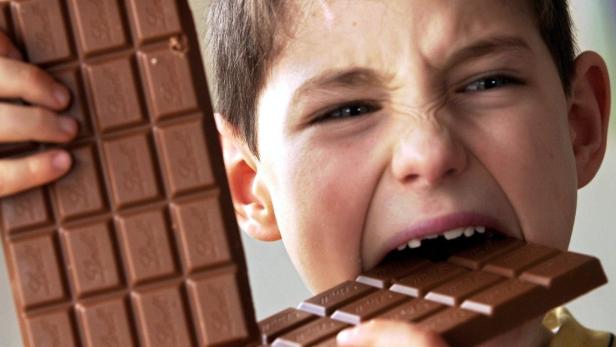 Kind beißt in Schokolade