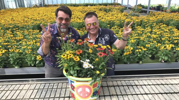Axel Halbhuber (links) und Robert Schießbühl haben ein Bouquet an Hippieblumen zusammengestellt
