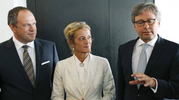 Austrian State broadcaster (ORF) head Alexander Wrabetz (R) gestures next to the newly elected television director Katarina Zechner (C) and financial director Richard Grasl after a board meeting (Stiftungsrat) in Vienna September 15, 2011. REUTERS/Leonhard Foeger (AUSTRIA - Tags: POLITICS MEDIA)