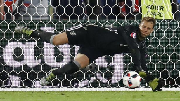 Manuel Neuer versucht, im Tor einen Ball zu halten.