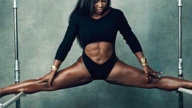 Serena Williams macht einen Spagat an einer Ballettstange.