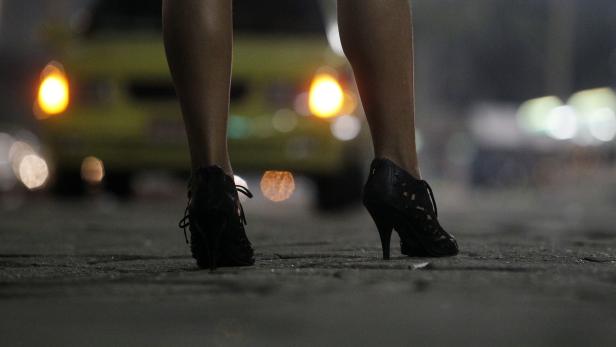 Prostitute at Atlantica avenue in copacabana beach, Rio de Janeiro