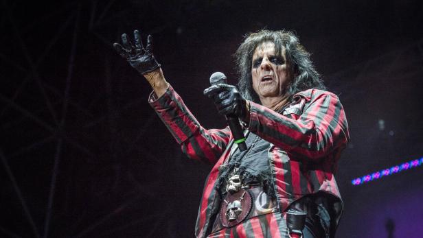 Alice Cooper in der obligaten großkoalitionär gestreiften Dienstkleidung: Welcome to my Geisterbahn!