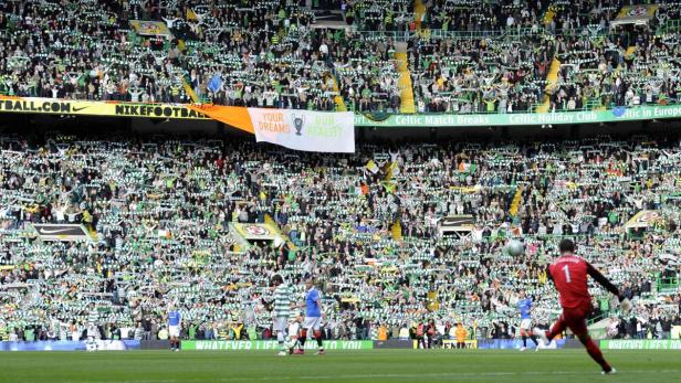 Celtic fans sing as Rangers&#039; Allan McGregor takes a goal kick during their Scottish Premier League soccer match at Celtic Park, Glasgow, Scotland October 24, 2010. REUTERS/Russell Cheyne (BRITAIN - Tags: SPORT SOCCER)