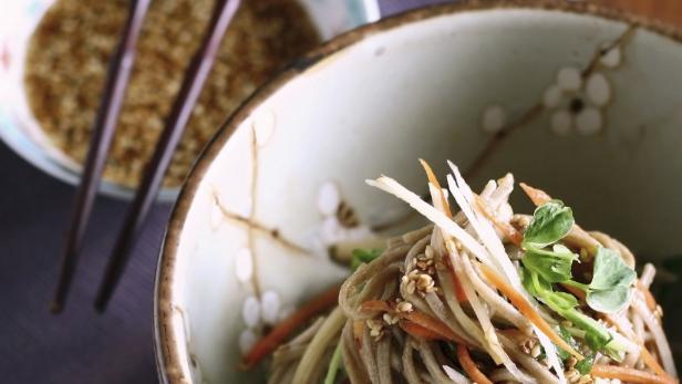 Der japanische Otsu-Salat besteht aus Soba, Gurke, Koriander und Tofu.
