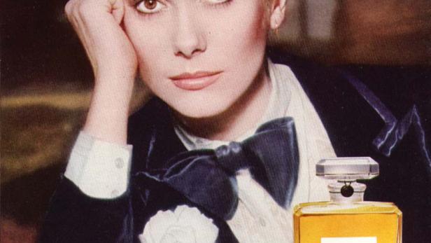 Catherine Deneuve wirbt für Chanel N°5.