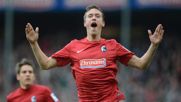 epa03616543 Freiburg&#039;s Max Kruse celebrates his 1-0 goal during the Bundesliga soccer match between SC Freiburg and VfL Wolfsburg at Mage Solar Stadium in Freiburg, Germany, 09 March 2013. (ATTENTION: EMBARGO CONDITIONS! The DFL permits the further utilisation of up to 15 pictures only (no sequntial pictures or video-similar series of pictures allowed) via the internet and online media during the match (including halftime), taken from inside the stadium and/or prior to the start of the match. The DFL permits the unrestricted transmission of digitised recordings during the match exclusively for internal editorial processing only (e.g. via picture picture databases).) EPA/PATRICK SEEGER