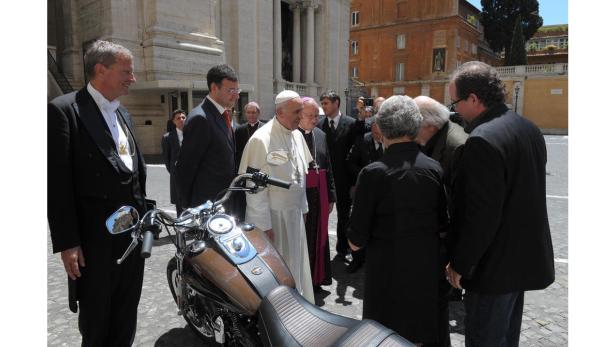 Papst Franziskus segnet ein Harley-Davidson-Motorrad im Vatikan.