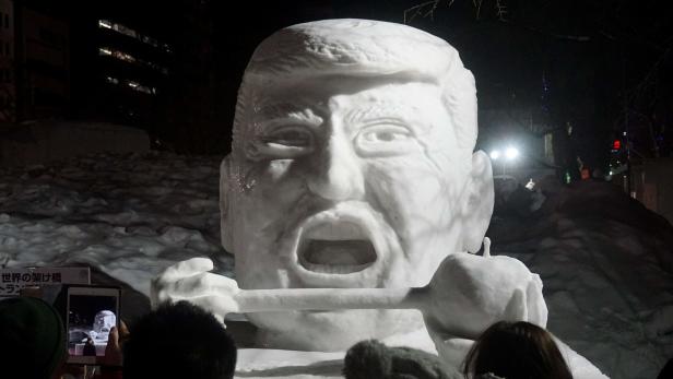 Eine Trump-Skulptur beim Schnee-Festival im japanischen Sapporo.