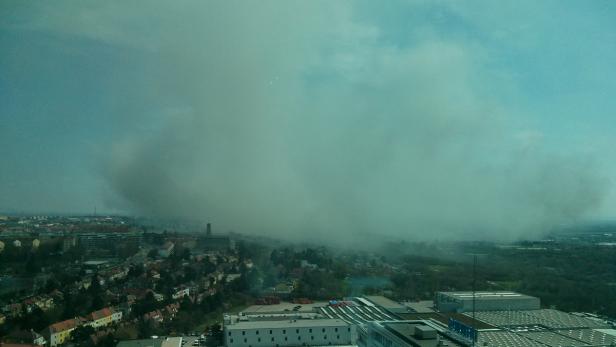 Durch den Brand bildete sich eine riesige Rauchwolke über dem 10. und 23. Bezirk.