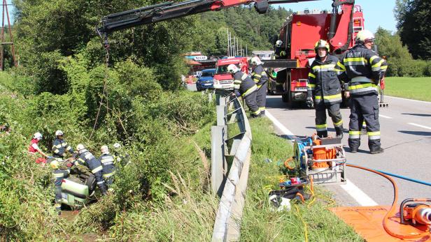 Steiermark: Kollision zwischen Pkw und Rad fordert mehrere Verletzte