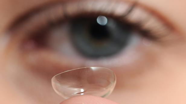 Frau erblindet, weil sie Kontaktlinsen beim Duschen trug