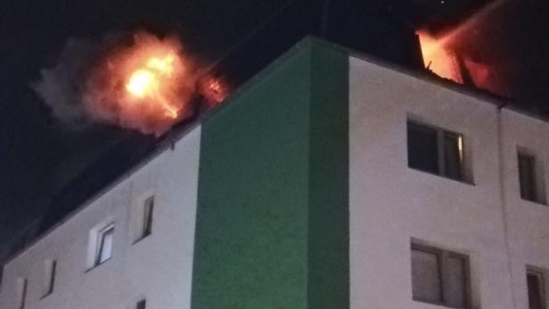 Dachbrand in Simmering: Acht Personen mit Rauchgasvergiftung im Spital