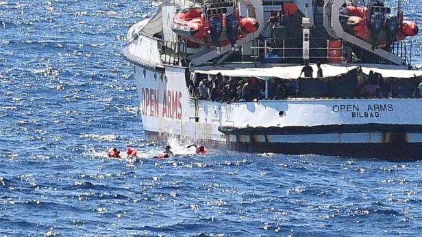 Flüchtlinge sprangen ins Meer vor Lampedusa