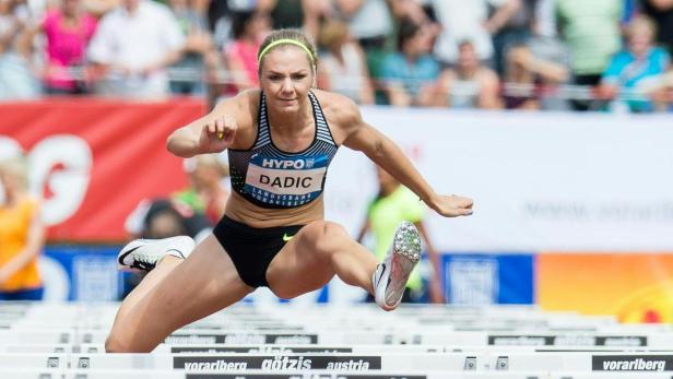 Beate Dadic springt über eine Hürde bei einem Leichtathletik-Wettkampf.