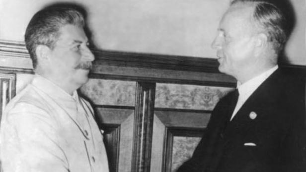 Stalin und der deutsche Außenminister Ribbentrop im Kreml