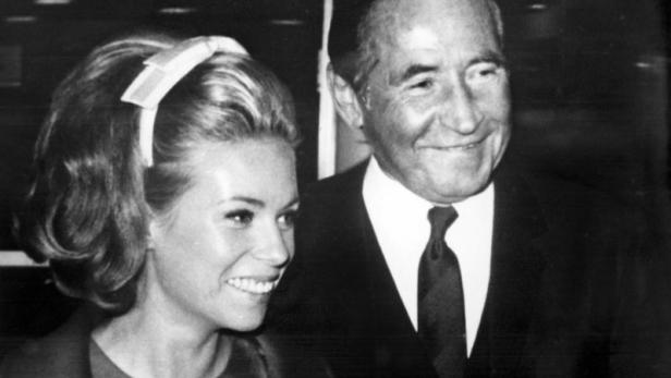 Der Mann, der sich alles kaufen konnte: Helmut Horten mit seiner 32 Jahre jüngeren Frau Heidi in den 1960ern