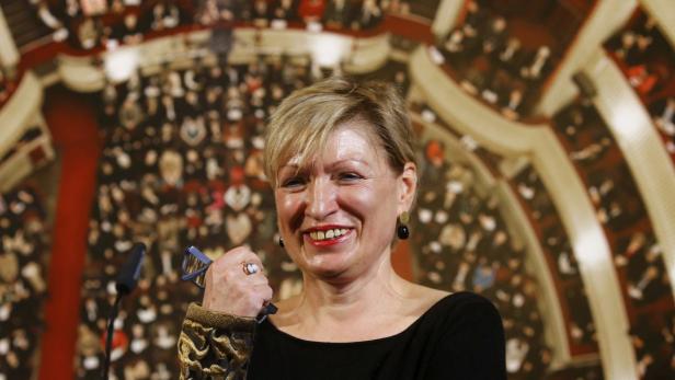 Die interimistische wurde die fixe Direktorin: Karin Bergmann, 61, leitet bis 2010 das Burgtheater. Ensemble und Minister stehen hinter ihr