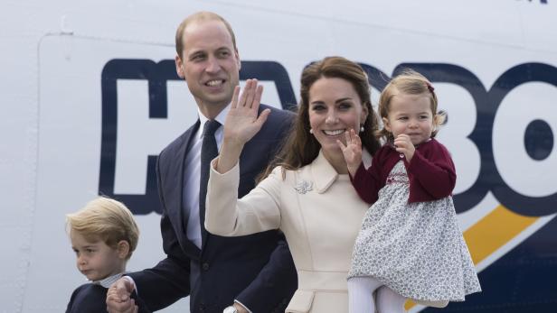 Prinz William, Kate, Kind und Kegel reisen heuer per Linienflug.