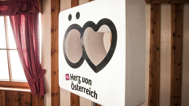 Ein weißer Kasten mit Herz-Ausschnitten und der Aufschrift „Herz von Österreich“.