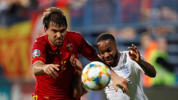 Filip Stojkovic (li.) im Einsatz für Montenegro gegen Englands Raheem Sterling
