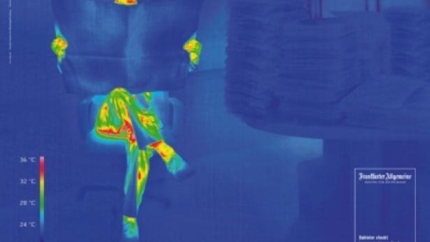 Eine Thermografieaufnahme einer Person, die auf einem Stuhl sitzt.