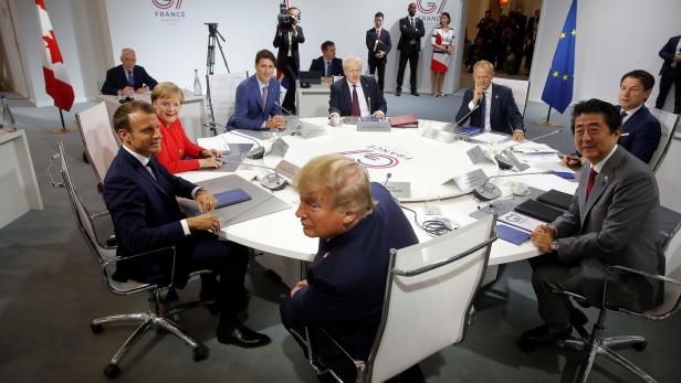 Trump wieder einmal im Zentrum. Die anderen am runden Tisch: Gastgeber Macron, Angela Merkel, Justin Trudeau (Kanada), Boris Johnson, EU-Ratspräsident Tusk, Giuseppe Conte (Italien) und Shinzo Abe (Japan)