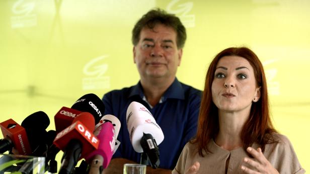 Ewa Ernst-Dziedzic bei einem Auftritt mit ihrem Parteichef Werner Kogler.