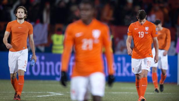 Totale Ohnmacht: Die niederländischen Stars Danny Blind (li.) und Klaas-Jan Huntelaar schlichen aus dem Stadion von Reykjavik.