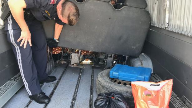 Sitzbank nicht befestigt, kaputte Reifen: Kleinbus auf A21 gestoppt