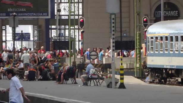 Nahe der Bahnsteige für die internationalen Fernzüge am Bahnhof Keleti haben die Budapester Behörden Zonen eingerichtet, wo Flüchtlinge, Migranten und Schlepper von der Polizei nicht behelligt werden.