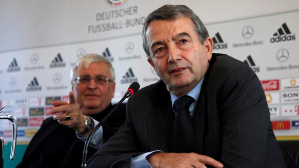 FILE PHOTO: Niersbach (R), general secretary of the German soccer association (DFB) and designated successor of DFB president Zwanziger (L) hold a news conference at the DFB headquarters in Frankfurt