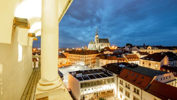 Blick von einem Turm auf die abendliche Stadt Kutná Hora mit der St.-Barbara-Kirche.