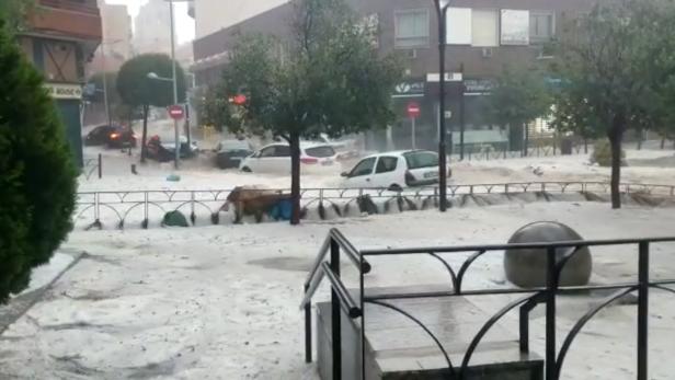 Gewitter und Hagel: Madrid unter Wasser