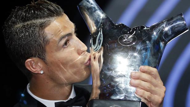 Ronaldo erhielt die Trophäe im vergangenen Jahr.