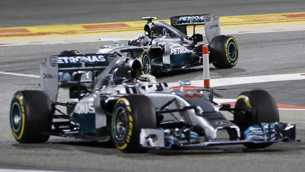 Bereits 2014 liefern sich Rosberg und Hamilton harte Rad an Rad Duelle. In Bahrain liefern sich beide in den letzten Runden einen erbitterten Zweikampf. Es kommt beinahe zum Crash.