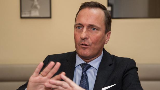 Manfred Juraczka Ein Mann in Anzug und Krawatte gestikuliert mit den Händen.