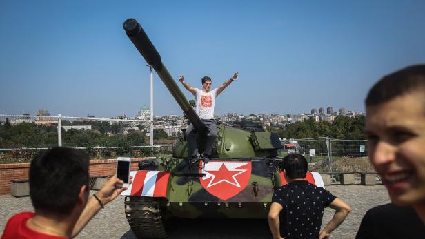 Roter Stern Belgrad provoziert mit Panzer vor dem Stadion