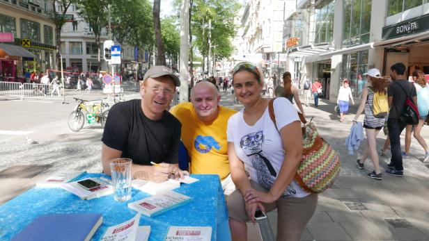 Nach der Lesung auf der Mariahilfer Straße: Foto mit Roland und Katarina