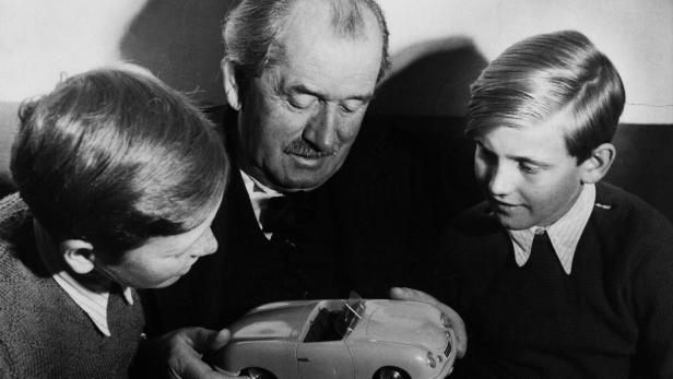 Clan-Gründer Ferdinand Porsche mit seinen Enkeln Ferdinand Alexander Porsche und dem am Sonntag verstorbenen Ferdinand Piëch (rechts).