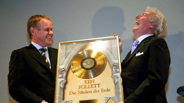 Verleger Stefan Lübbe (li.) mit dem Bestseller-Autor Ken Follett bei der Übergabe der goldenen Schallplatte für das Audio-Buch &quot;The pillars of the earth&quot; im Jahr 2005.