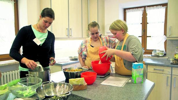 Szenen einer Abnehmshow: Kochstunde für die Protagonisten, die beim Kinder-Diätcamp mitmachen