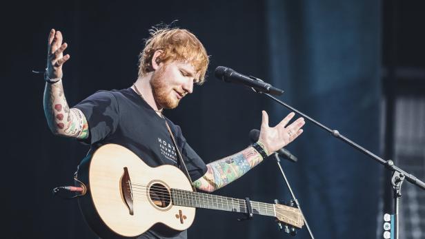 Ed Sheeran muss nach zwei Jahren mal neue Saiten aufziehen. .