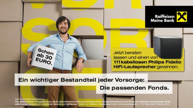 Ein Mann steht vor Umzugskartons und wirbt für Fonds der Raiffeisen Bank ab 30 Euro.