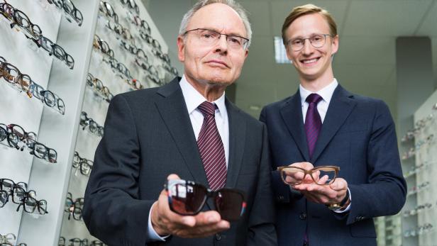 Der Vorstandsvorsitzende der Fielmann AG, Günther Fielmann (l), und sein Sohn Marc Fielmann